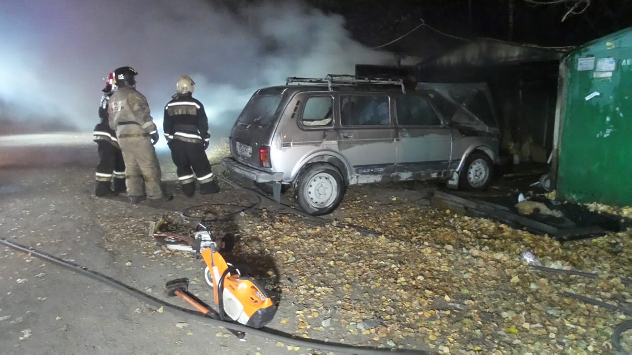 В Екатеринбурге ночью сгорели три гаража: в одном из них был автомобиль