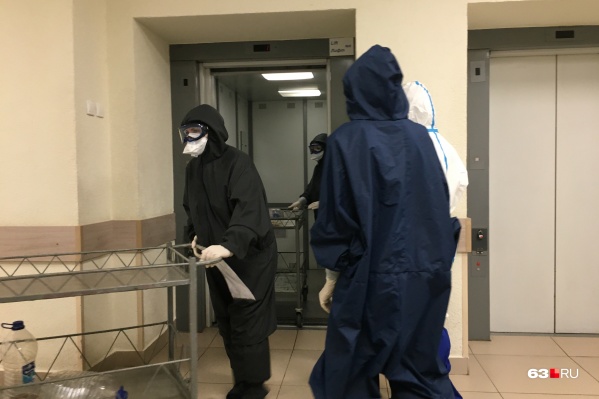 Медики в «красной» зоне не снимают защитные костюмы сутками Медики в «красной» зоне не снимают защитные костюмы сутками