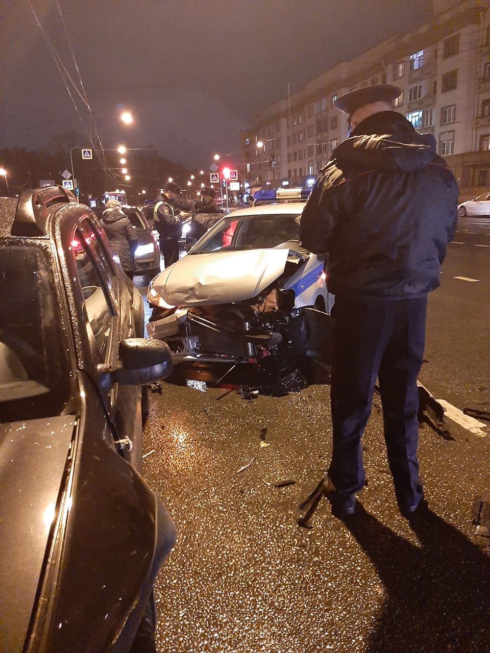 Полицейский автомобиль попал в аварию у Кировской площади. Финал неудачного маневра пришелся в Renault