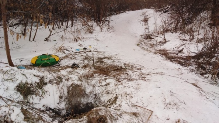 В Кузбассе ребенок упал в 5-метровый колодец, когда катался на горке