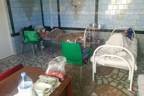 Помещение, в котором разместили больных, не очень-то похоже на больничную палату Помещение, в котором разместили больных, не очень-то похоже на больничную палату