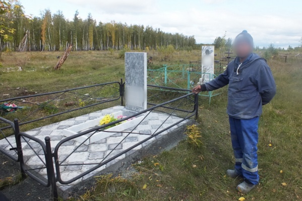 Повреждённое надгробие обнаружили местные жители Повреждённое надгробие обнаружили местные жители