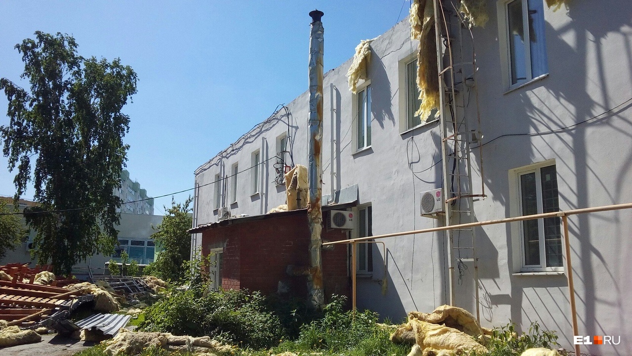 Крышу пока не начали чинить Крышу пока не начали чинить