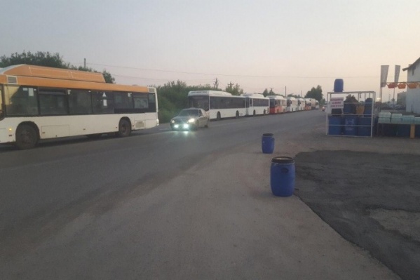 Автобусы в очереди на метановую заправку Автобусы в очереди на метановую заправку 