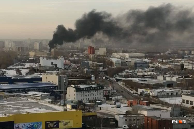В районе четвертой овощебазы в Екатеринбурге загорелись два склада