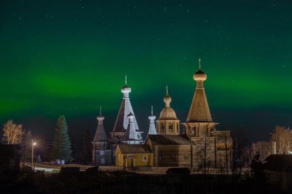 Северное сияние над селом Нёнокса Северное сияние над селом Нёнокса