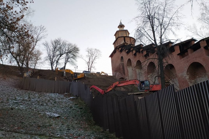 Градозащитники обеспокоены, что работы с применением тяжелой техники в кремле могут повредить культурному слою и историческим объектам