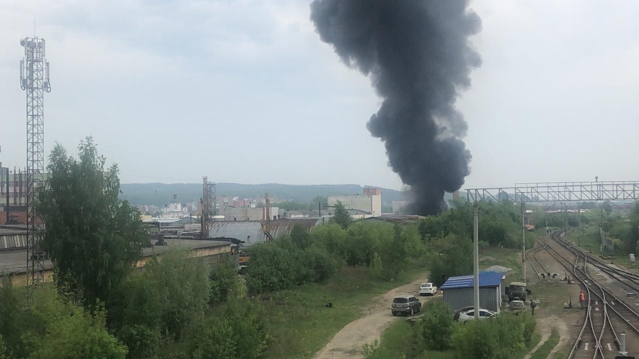 «Пламя уже на десять этажей»: на окраине Екатеринбурга загорелся завод