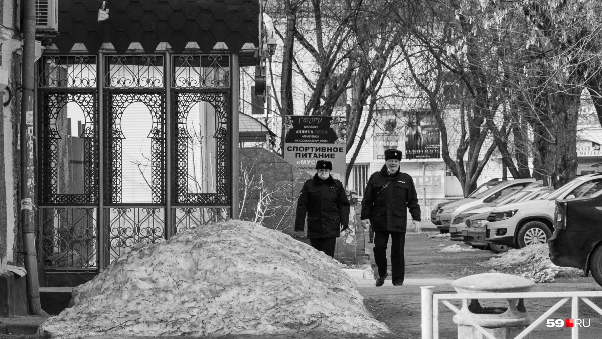 На улицах работают патрули. В каком же это месте?