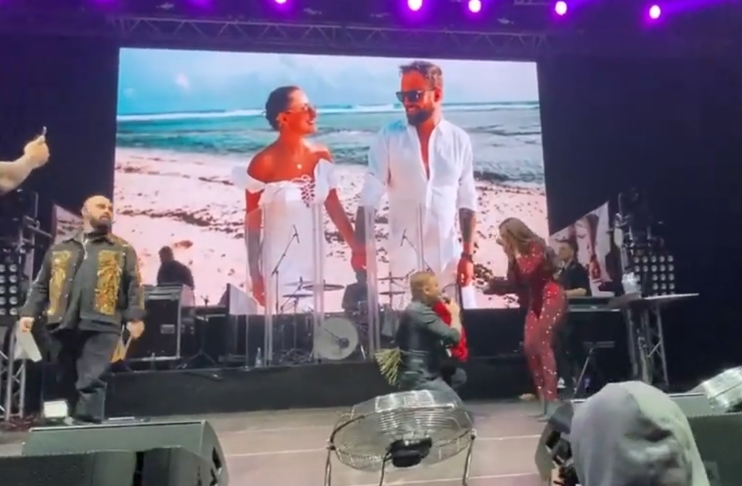«Я мечтал о тебе всю жизнь»: бизнесмен сделал предложение солистке Artik & Asti на концерте в Омске