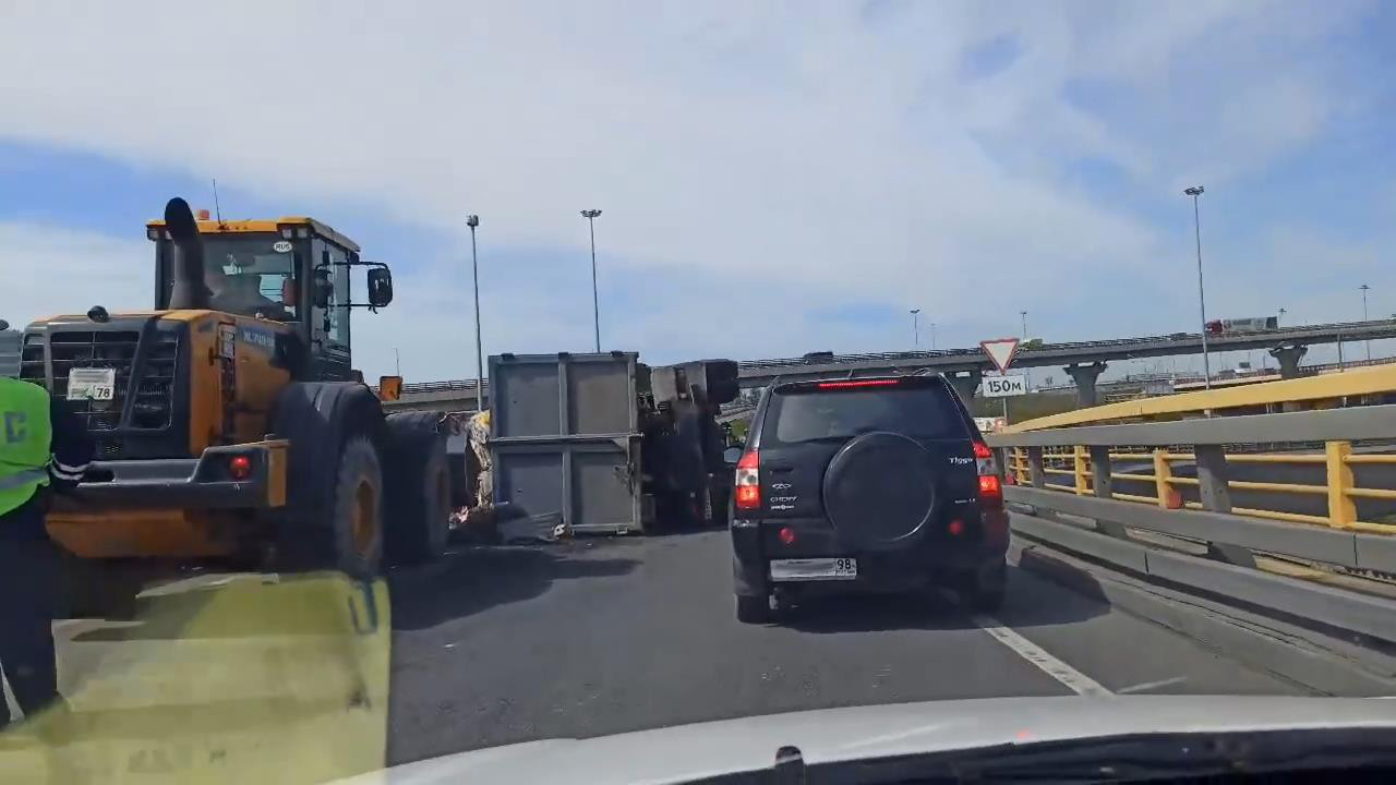 Скриншот видео из группы <a href="https://vk.com/wall-68471405_13230293" target="_blank" class="_">«ДТП и ЧП | Санкт-Петербург»</a>