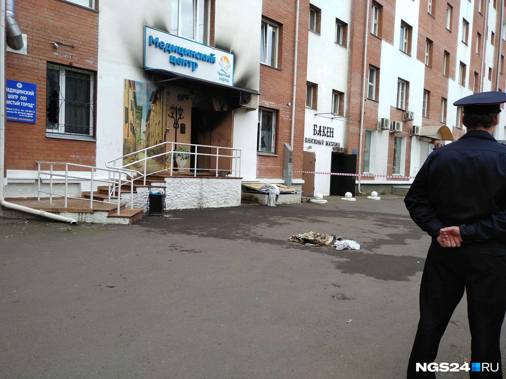 На земле лежат покрывала, которыми недавно покрывали умерших пациентов На земле лежат покрывала, которыми недавно покрывали умерших пациентов