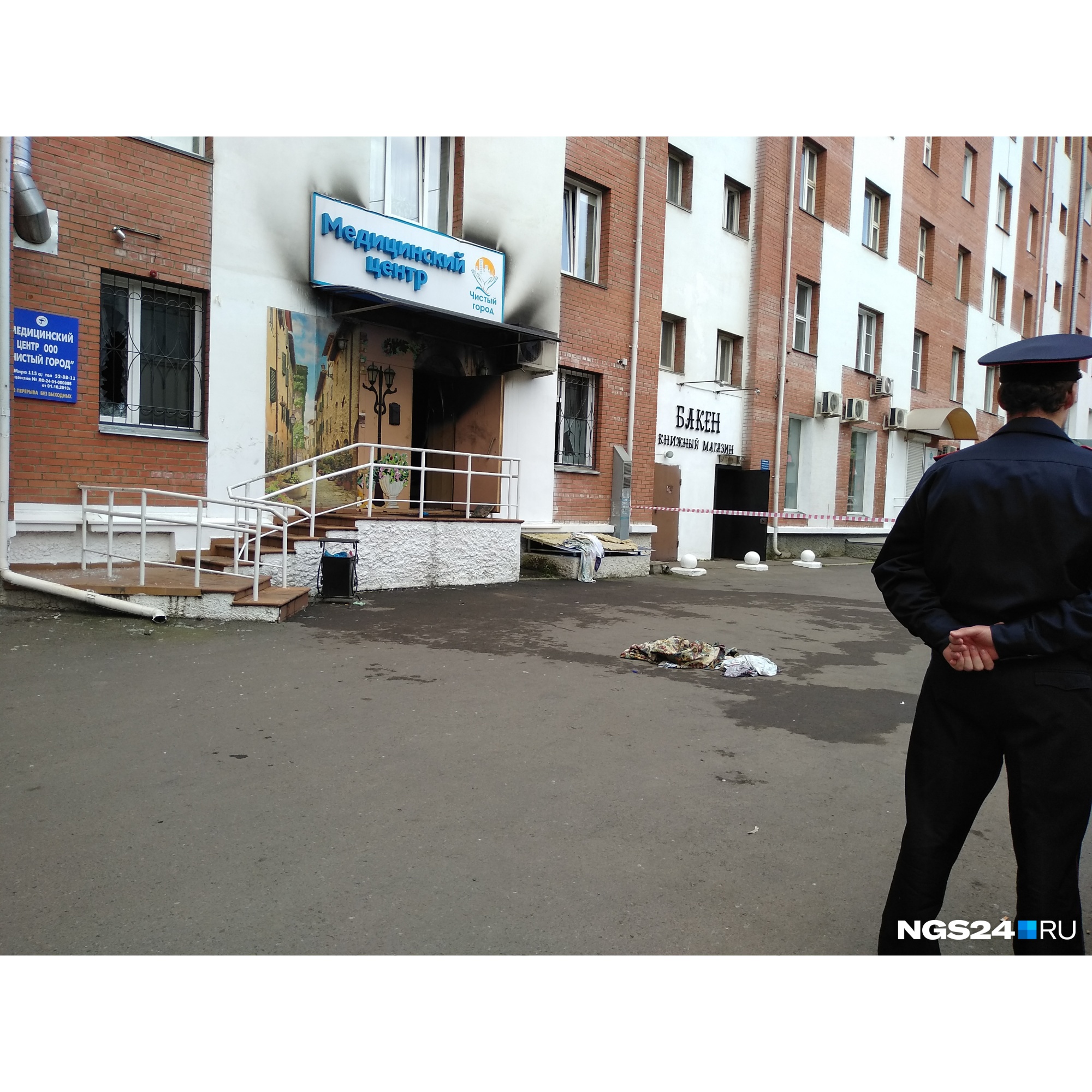 На земле лежат покрывала, которыми недавно покрывали умерших пациентов На земле лежат покрывала, которыми недавно покрывали умерших пациентов