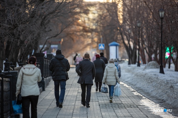 Утром в первый день карантина, несмотря на запрет, на улицах Новосибирска было немало людей Утром в первый день карантина, несмотря на запрет, на улицах Новосибирска было немало людей