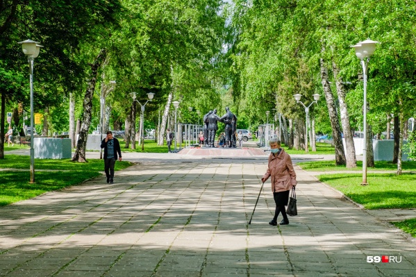 Посмотрите, какое все зеленое. И так сейчас по всей Перми! Посмотрите, какое все зеленое. И так сейчас по всей Перми!