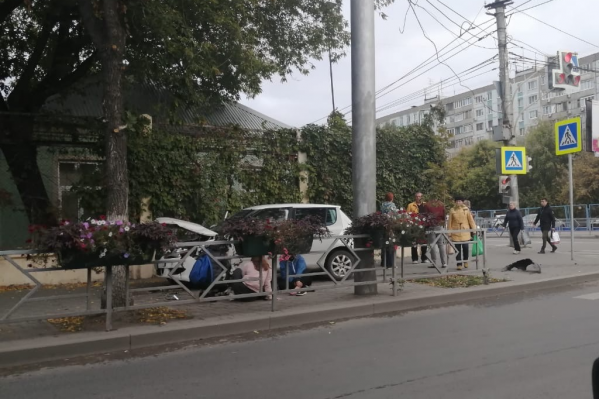 Машина влетела в пешеходную зону Машина влетела в пешеходную зону