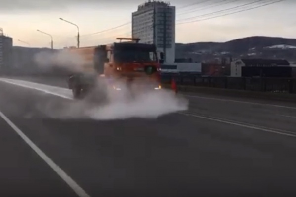 Началась влажная уборка города Началась влажная уборка города