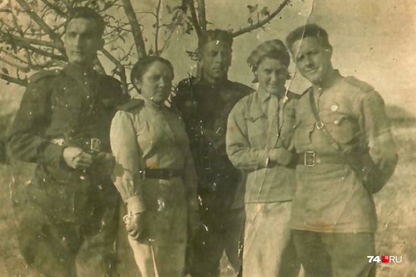 Это единственное совместное фото Зои Родионовой (вторая слева) и её возлюбленного Анатолия Седалищева (справа от неё) Это единственное совместное фото Зои Родионовой (вторая слева) и её возлюбленного Анатолия Седалищева (справа от неё)