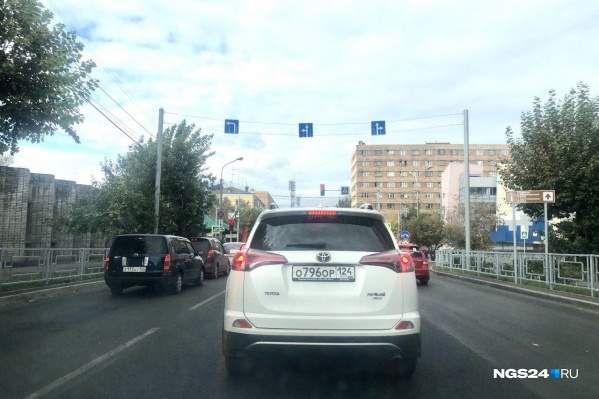 Теперь с крайней правой полосы можно ехать прямо Теперь с крайней правой полосы можно ехать прямо