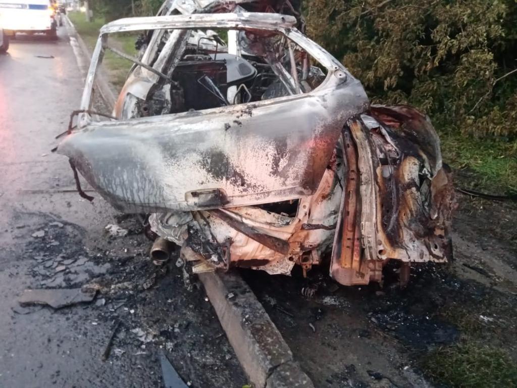 В Кемерово легковушка влетела в опору ЛЭП и сгорела