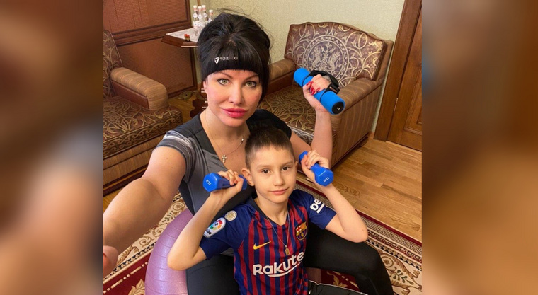 Ирина Текслер с сыном стараются уделять в домашних условиях время спортивной подготовке Ирина Текслер с сыном стараются уделять в домашних условиях время спортивной подготовке