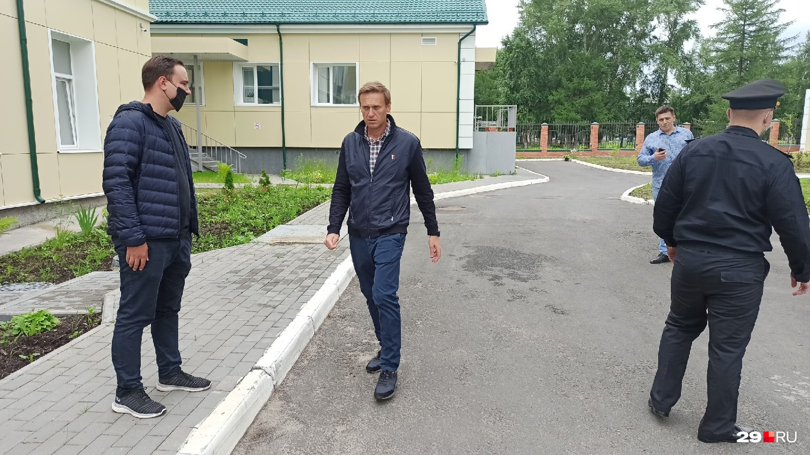 Навальный возле здания Архангельского военного гарнизонного суда