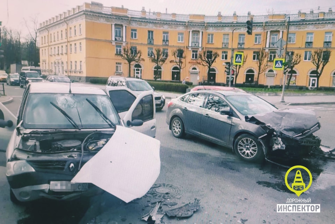 ДТП в Пушкине попало на видео, лобовое стекло «Логана» пробили две головы