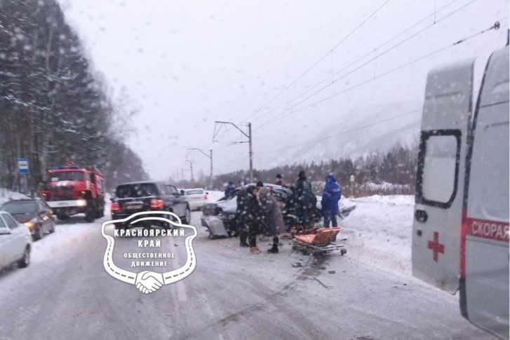 Погиб пассажир автомобиля, который выехал на полосу встречного движения Погиб пассажир автомобиля, который выехал на полосу встречного движения