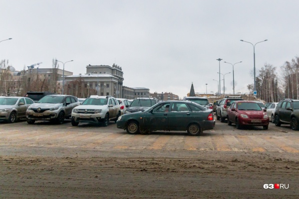 Парковку у площади Куйбышева в ближайшее время сделают платной Парковку у площади Куйбышева в ближайшее время сделают платной