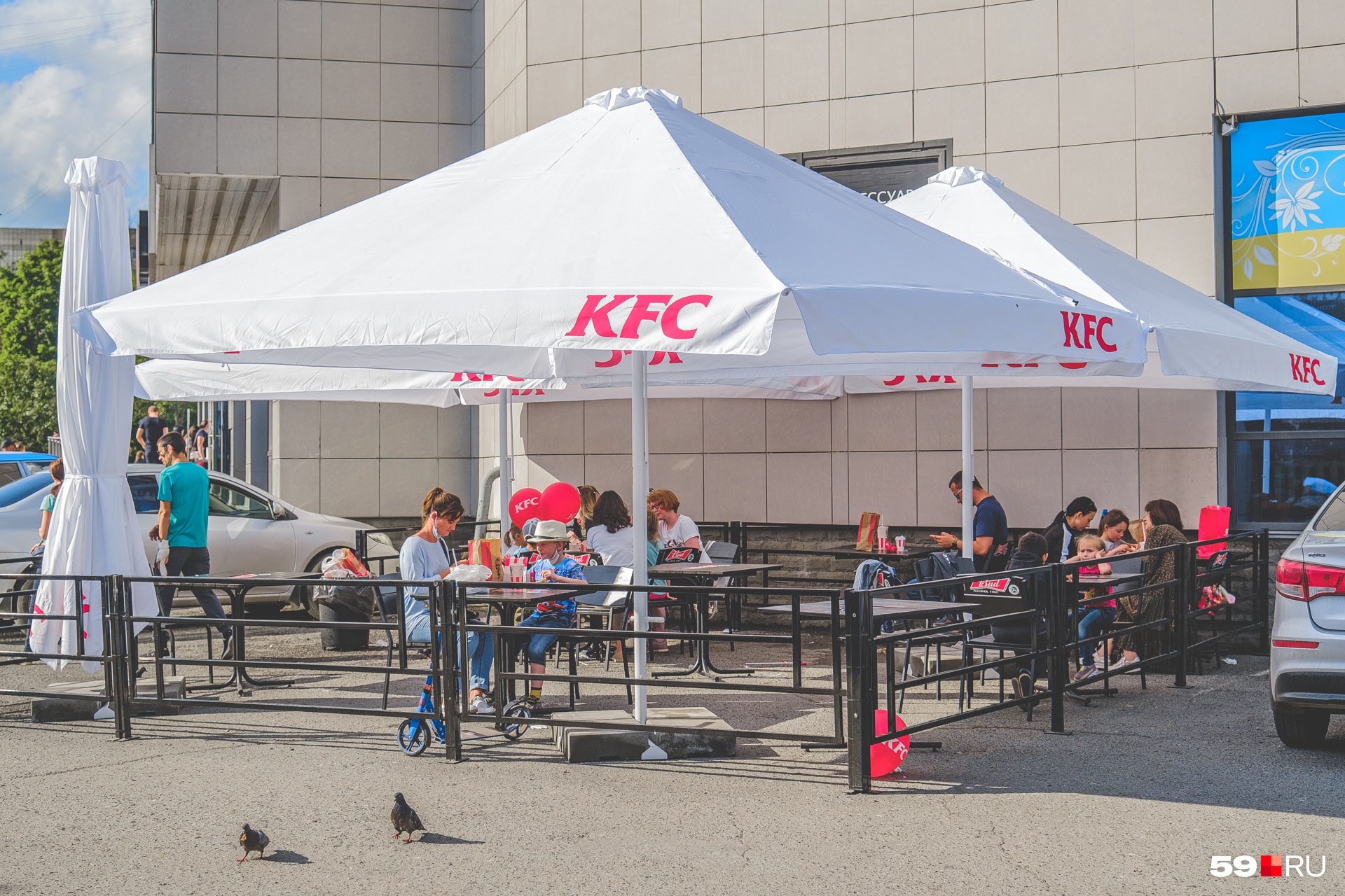 Рестораны быстрого питания тоже открыли летники: и KFC на Крисанова... Рестораны быстрого питания тоже открыли летники: и KFC на Крисанова...