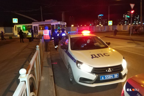 Женщину увезли с места ДТП в НИИ Чаклина Женщину увезли с места ДТП в НИИ Чаклина