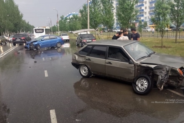 Спровоцировал аварию молодой водитель «девятки» Спровоцировал аварию молодой водитель «девятки»
