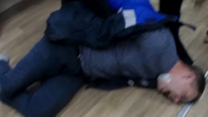 В аэропорту Толмачёво задержали дебошира — он матерился и пнул полицейского