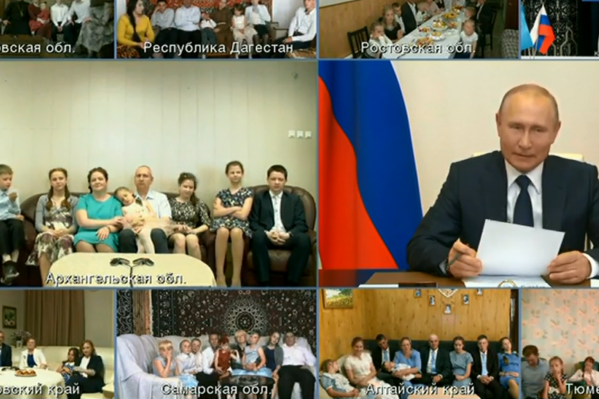 Путин пообщался с многодетными семьями по видеосвязи Путин пообщался с многодетными семьями по видеосвязи