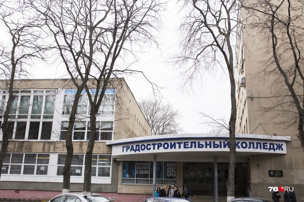 Студентов колледжа заперли на карантин в общежитии Студентов колледжа заперли на карантин в общежитии 