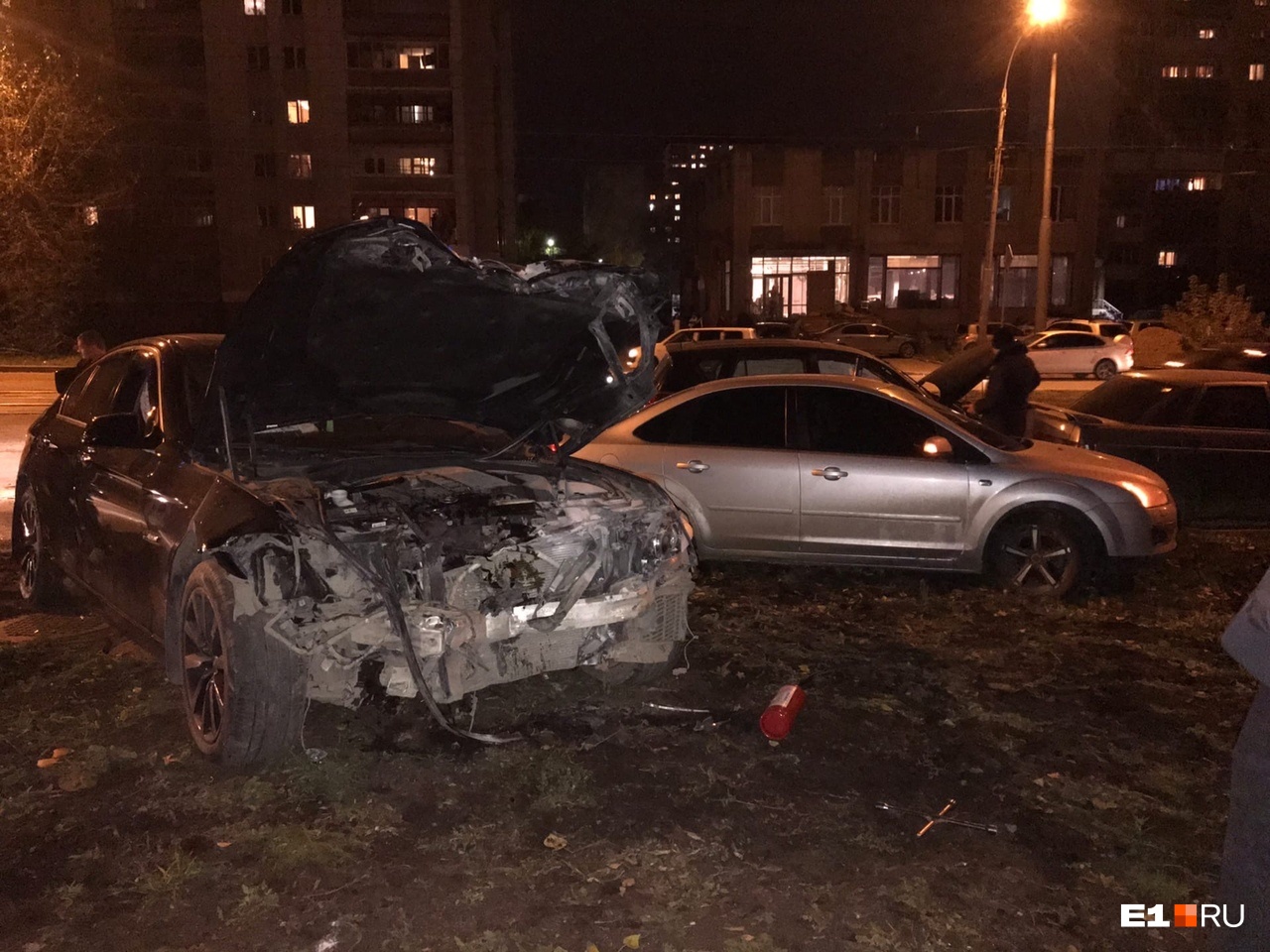 В Екатеринбурге Toyota столкнулась с BMW, которую отбросило на Ford и ВАЗ. Пострадал 9-летний пассажир