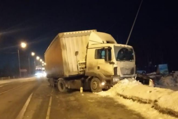 Водитель легкового автомобиля ехал в сторону трассы Р-254 Водитель легкового автомобиля ехал в сторону трассы Р-254