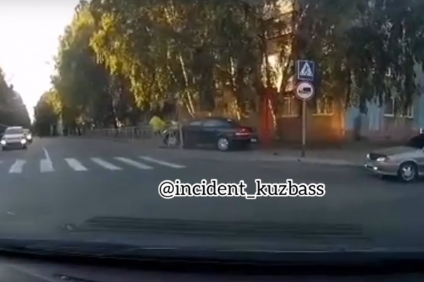 17-летний мальчик собирался перейти дорогу по пешеходному переходу, когда его сбили 17-летний мальчик собирался перейти дорогу по пешеходному переходу, когда его сбили