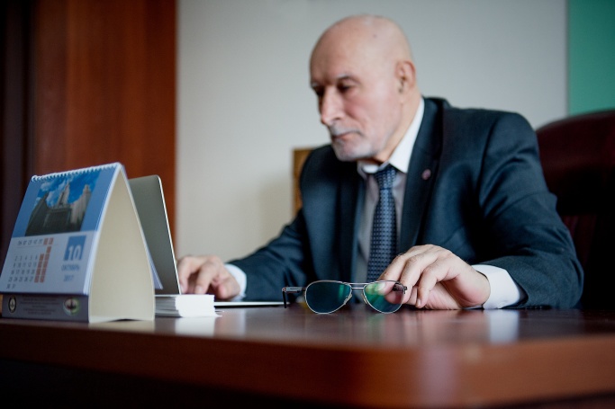 Президент ЭФ НГУ д.э.н. профессор Гагик Мкртичевич Мкртчян с очками с прогрессивными линзами бренда HOYA Президент ЭФ НГУ д.э.н. профессор Гагик Мкртичевич Мкртчян с очками с прогрессивными линзами бренда HOYA