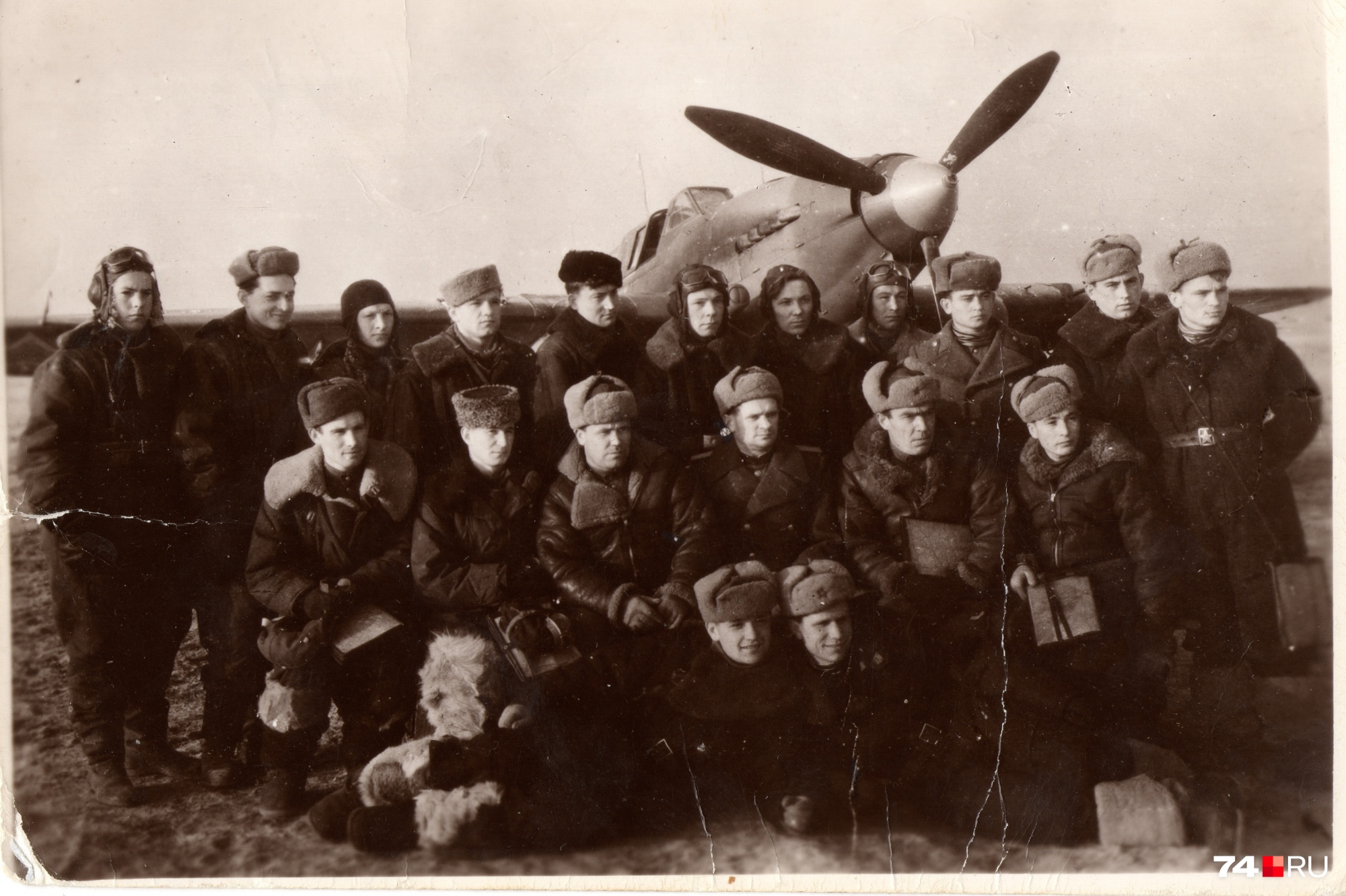 «Германия, гар. Алау, весна 1944 год, 2-я эскадрилья», — так подписал этот снимок Николай Стерликов. Он здесь третий справа в последнем ряду «Германия, гар. Алау, весна 1944 год, 2-я эскадрилья», — так подписал этот снимок Николай Стерликов. Он здесь третий справа в последнем ряду