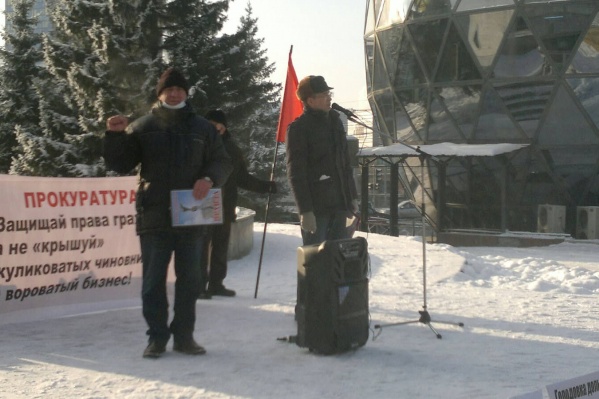 По подсчетам организаторов, на митинге собралось порядка пятидесяти сибиряков По подсчетам организаторов, на митинге собралось порядка пятидесяти сибиряков