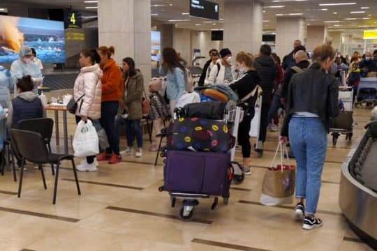 Аэропорт продолжает принимать рейсы из российских регионов Аэропорт продолжает принимать рейсы из российских регионов