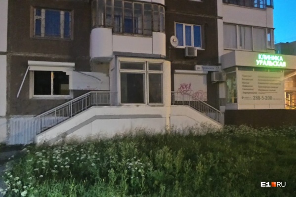 Клиника находится на первом этаже многоэтажки Клиника находится на первом этаже многоэтажки