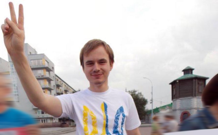 Суд заочно арестовал екатеринбуржца, громившего посольство России в Киеве