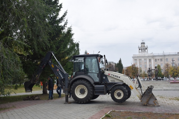 В курганском горсаду работает техника подрядной организации В курганском горсаду работает техника подрядной организации