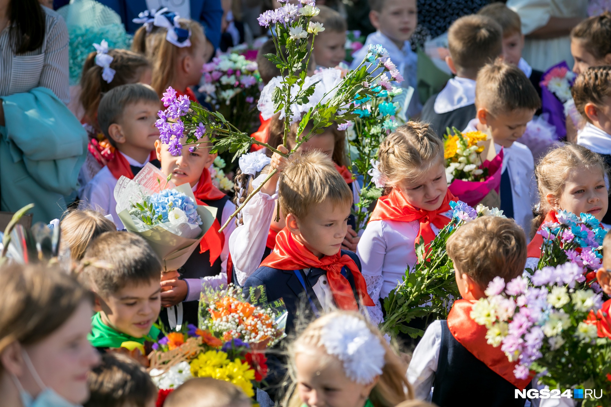 Первоклашки пришли с разнообразными букетами Первоклашки пришли с разнообразными букетами