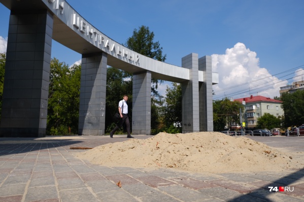 Большие кучи песка красуются прямо на подходе к стадиону «Центральный» Большие кучи песка красуются прямо на подходе к стадиону «Центральный»