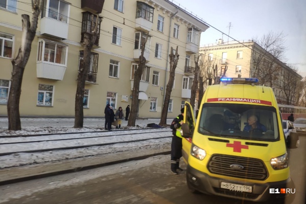 На место происшествия приехали две машины реанимации На место происшествия приехали две машины реанимации
