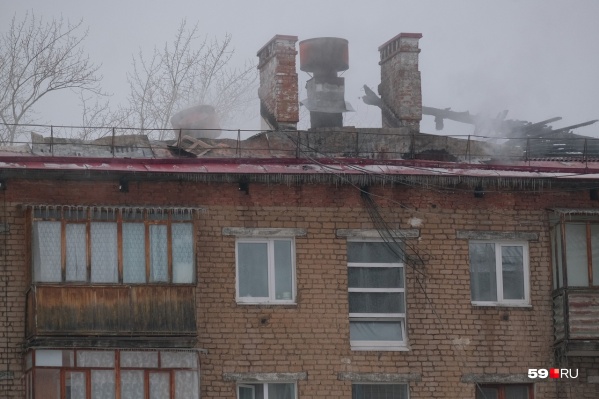 Крыша загорелась рано утром, она была полностью охвачена огнем Крыша загорелась рано утром, она была полностью охвачена огнем