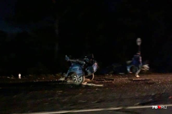 «Машину располовинило»: в страшном ДТП в Ярославской области погиб парень, четверо пострадали